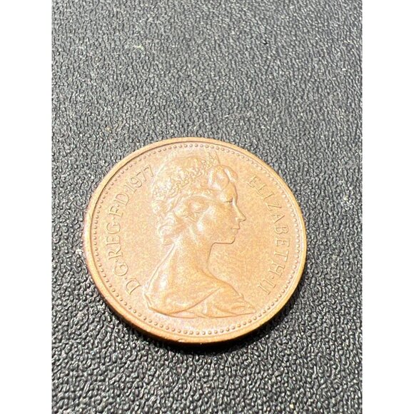 1977 United Kingdom 1 New Penny Coin Elizabeth II Bronze Vintage Collectible - Picture 1 of 3